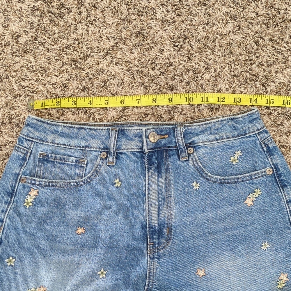 American Eagle bue floral embroidered high rise denim cut off mom shorts - Picture 4 of 11
